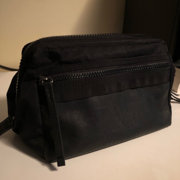 lululemon toiletry bag